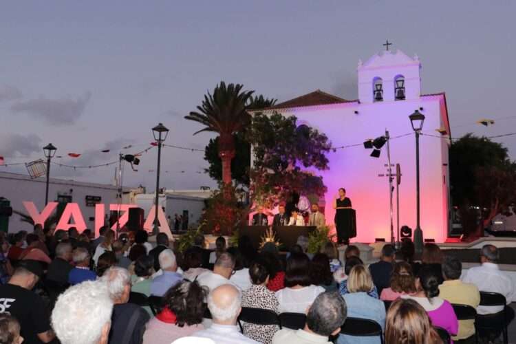 Pregón inaugural de las Fiestas de Los Remedios en Yaiza frente a la iglesia