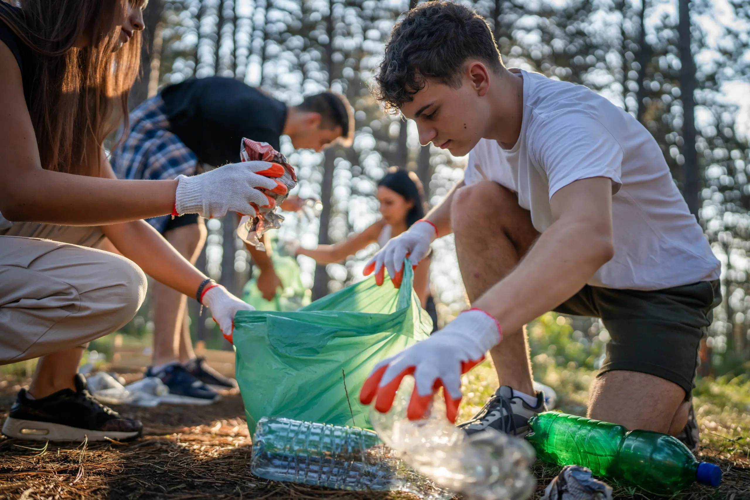 Ayudas para el Tercer Sector en Lanzarote Voluntarios en Lanzarote recogiendo plásticos y botellas — Ayudas Tercer Sector Lanzarote 2025