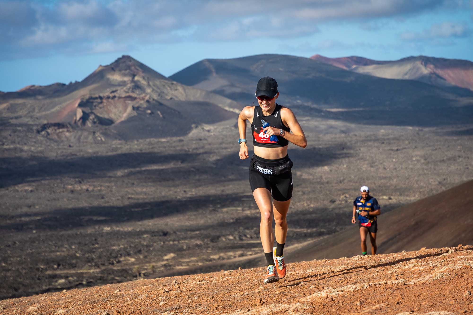 Trail running entre volcanes en Lanzarote – Tinajo You Trail 2025 Corredores avanzando entre volcanes durante el Tinajo You Trail 2025 en Tinajo, Lanzarote