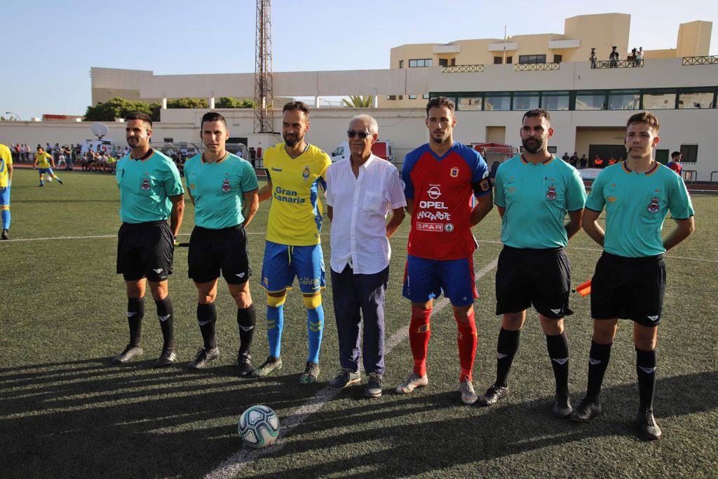 Árbitros y capitanes posan antes de un partido del Torneo San Ginés de Fútbol en la Ciudad Deportiva de Lanzarote (Arrecife)