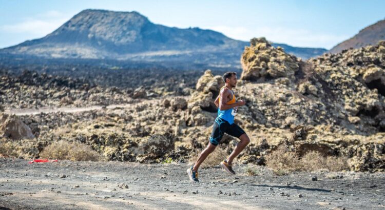 Corredores por terreno volcánico durante una carrera de trail en Lanzarote