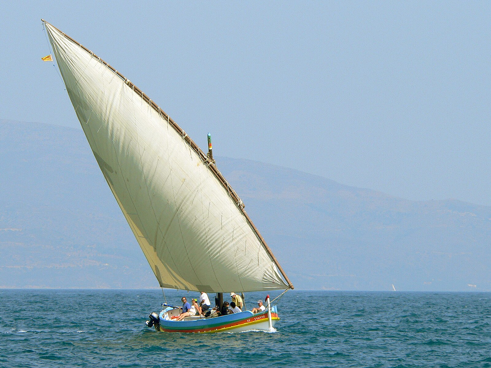 Barquillo de vela latina con vela cangreja navegando durante la liga insular en Lanzarote