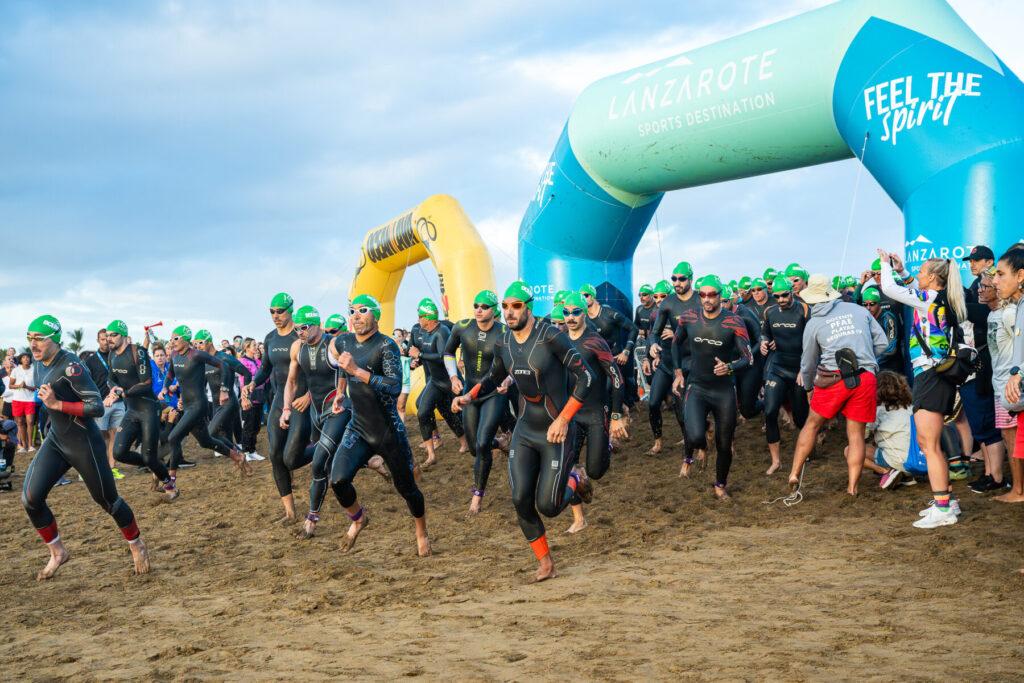 Ocean Lava Lanzarote 2025 — salida de natación en Playa Grande Triatletas en la salida de natación de Ocean Lava Lanzarote 2025 en Playa Grande (Puerto del Carmen)