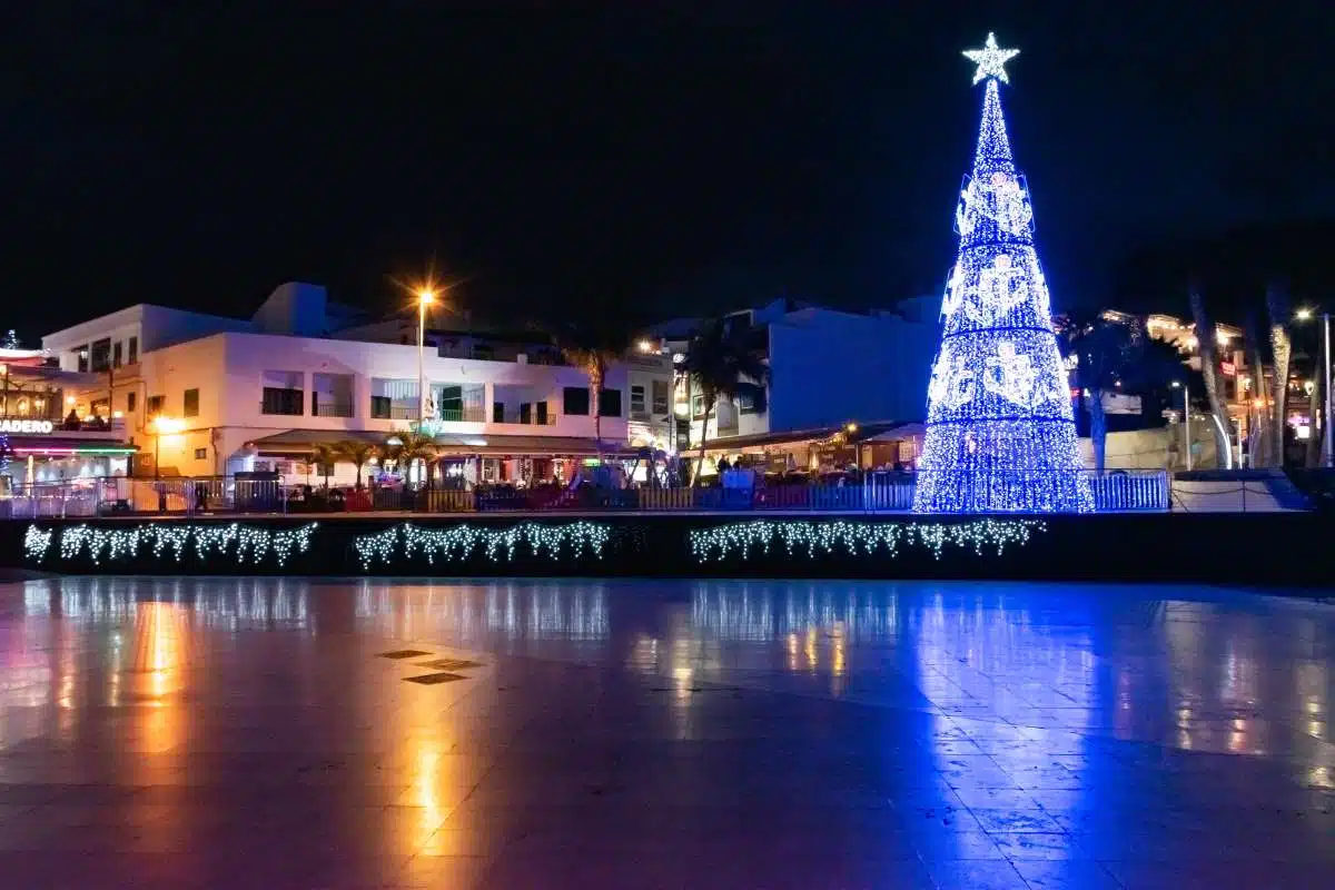 Árbol de Navidad iluminado en Lanzarote para la Agenda Cultural diciembre 2025