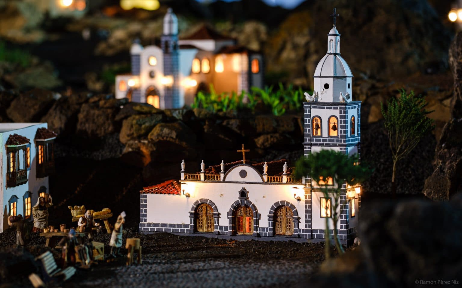 Belén de Yaiza 2025 con maqueta iluminada de la iglesia y escenas tradicionales en Lanzarote