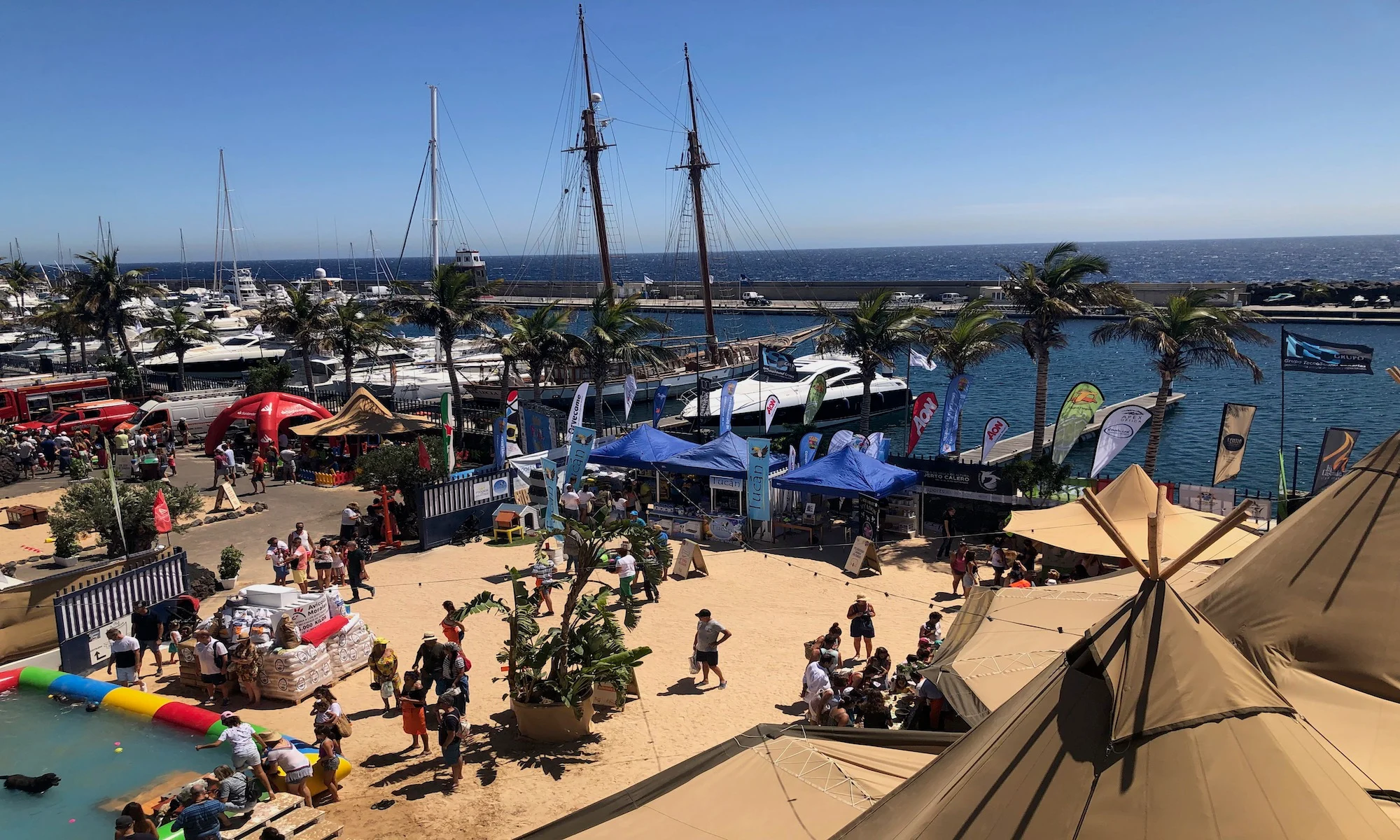 Christmas Craft & Food Fair Puerto del Carmen 2025 en la Plaza de las Naciones con puestos y ambiente familiar