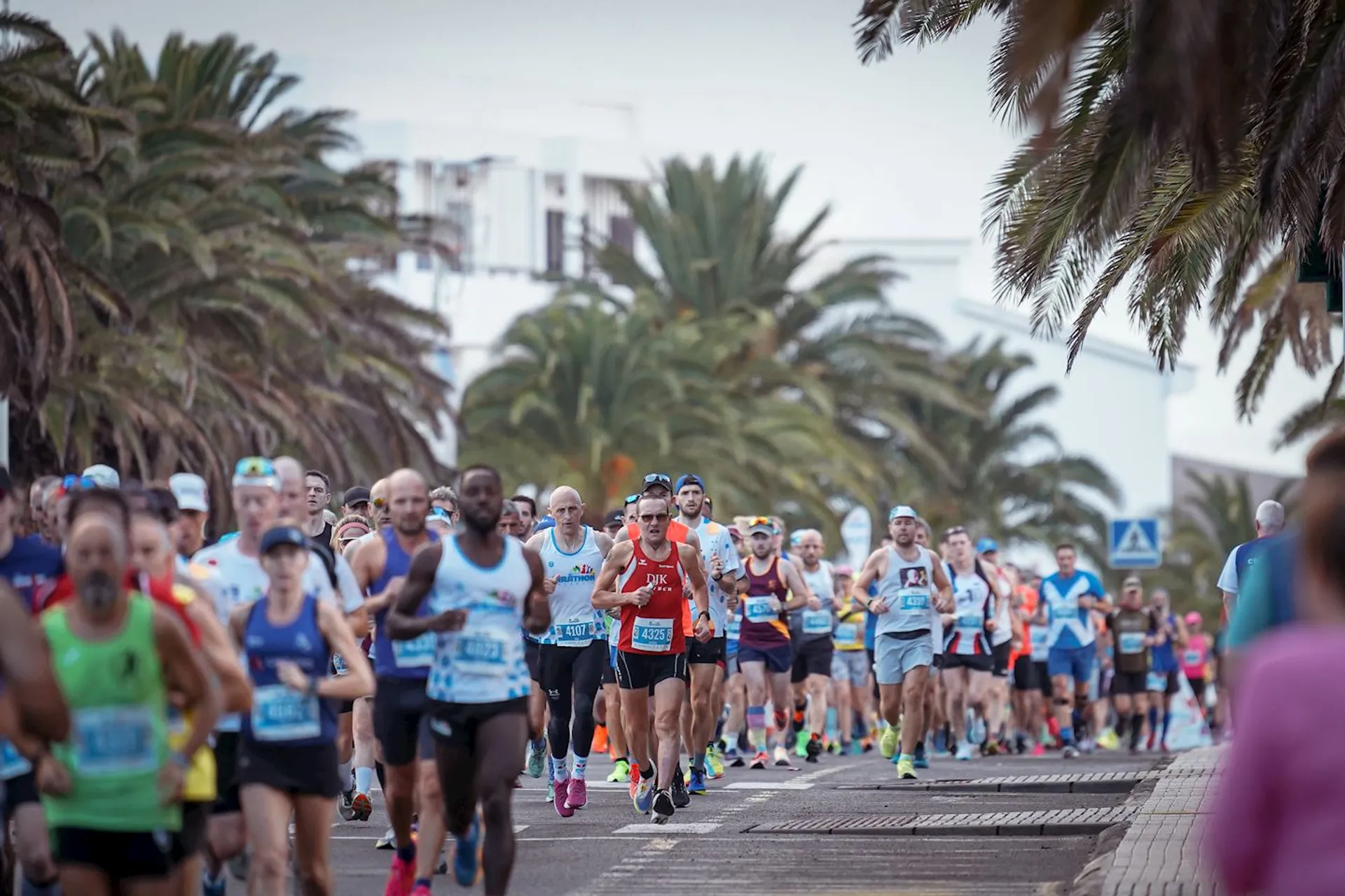 Corredores del Maratón Internacional Lanzarote 2025 en la avenida de Costa Teguise