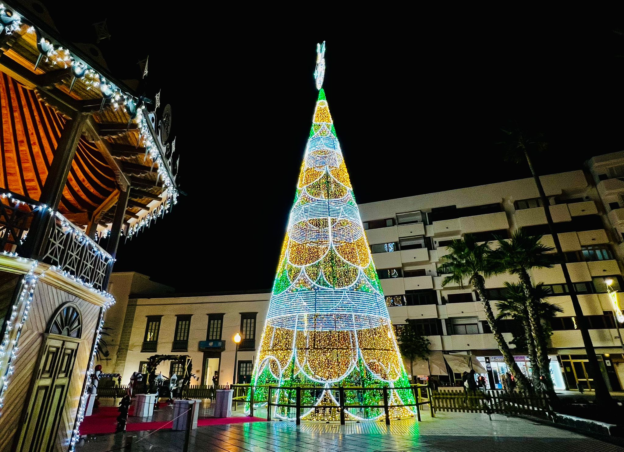 Programas de Navidad y Reyes Lanzarote 2025–2026 – Árbol de Navidad en Arrecife Árbol de Navidad iluminado en Arrecife para los Programas de Navidad y Reyes 2025–2026 en Lanzarote