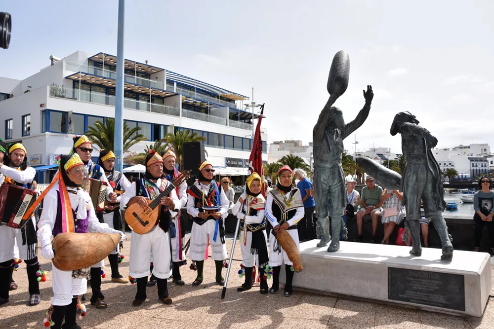 The Parranda Marinera de Buches next to Los Buches monument at Charco de San Ginés, Arrecife