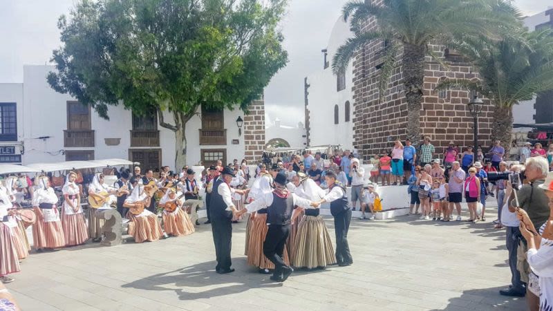 Baile tradicional canario en la plaza de Teguise durante el Carnaval de Teguise 2026