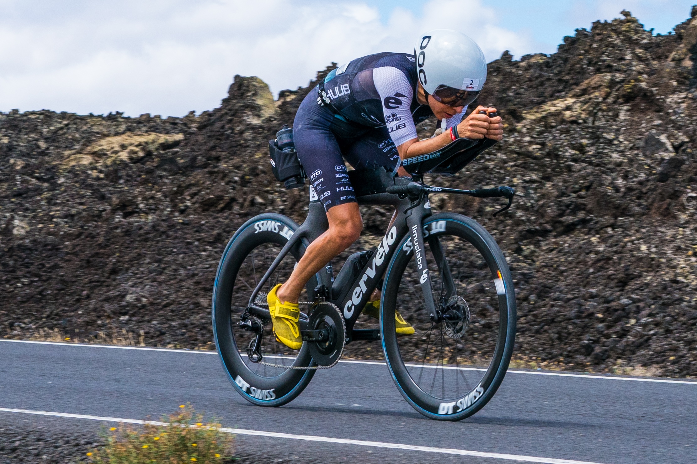 Ciclista del IRONMAN Lanzarote en posición aerodinámica con paisaje volcánico de fondo