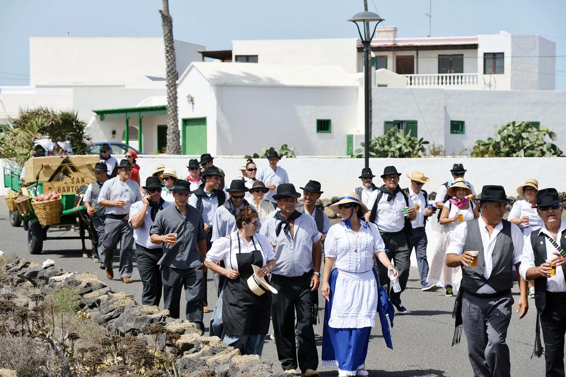 Romeros con trajes tradicionales en la Romería de los Dolores hacia Mancha Blanca, Tinajo, Lanzarote