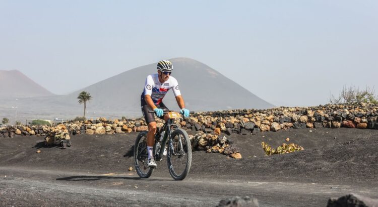 Agenda cultural Lanzarote noviembre 2026: ciclista de montaña entre volcanes en Yaiza