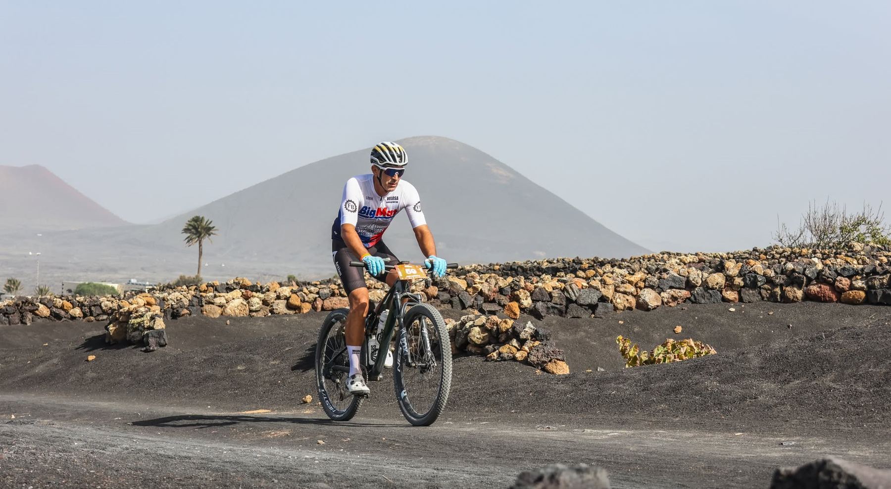 Agenda cultural Lanzarote noviembre 2026: ciclista de montaña entre volcanes en Yaiza