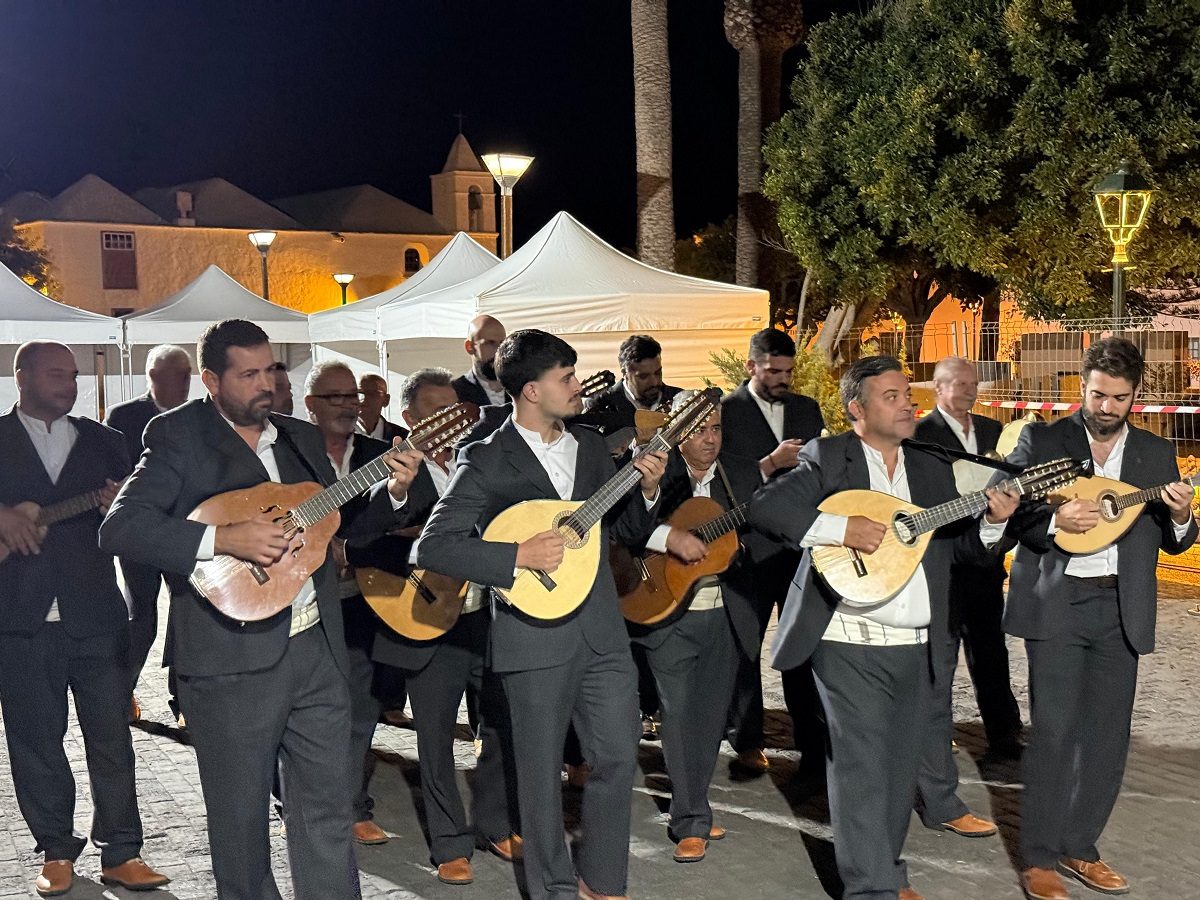 Noche de los Finaos in Lanzarote: the Rancho de Pascua de Tinajo in the San Roque square