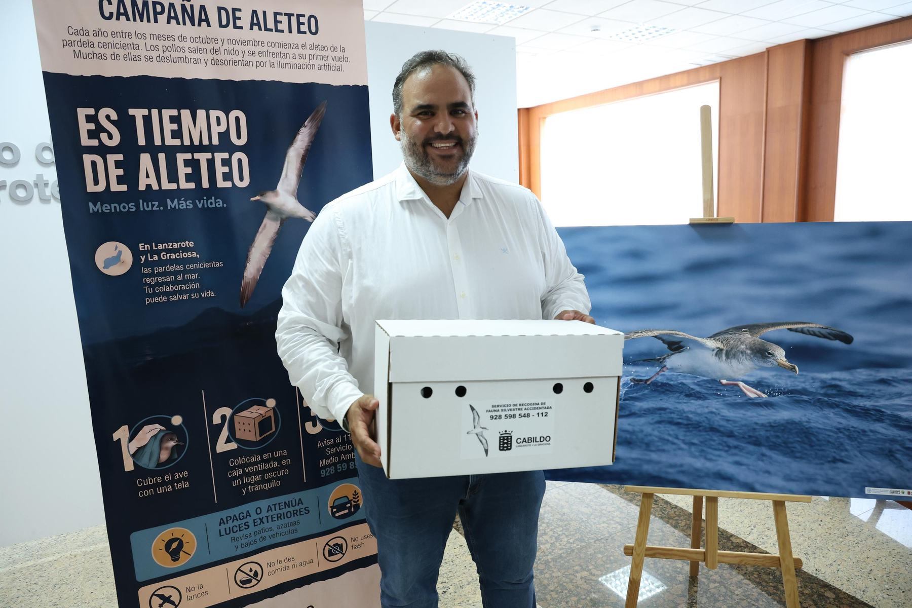 Pardelas en Lanzarote: caja de recogida y cartel de la Campaña de Aleteo del Cabildo