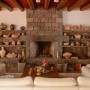 Salón con cimenea de piedra natural