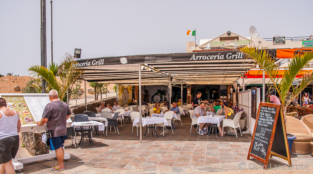 Terraza del restaurante desde el paseo marítimo de Playa Blanca