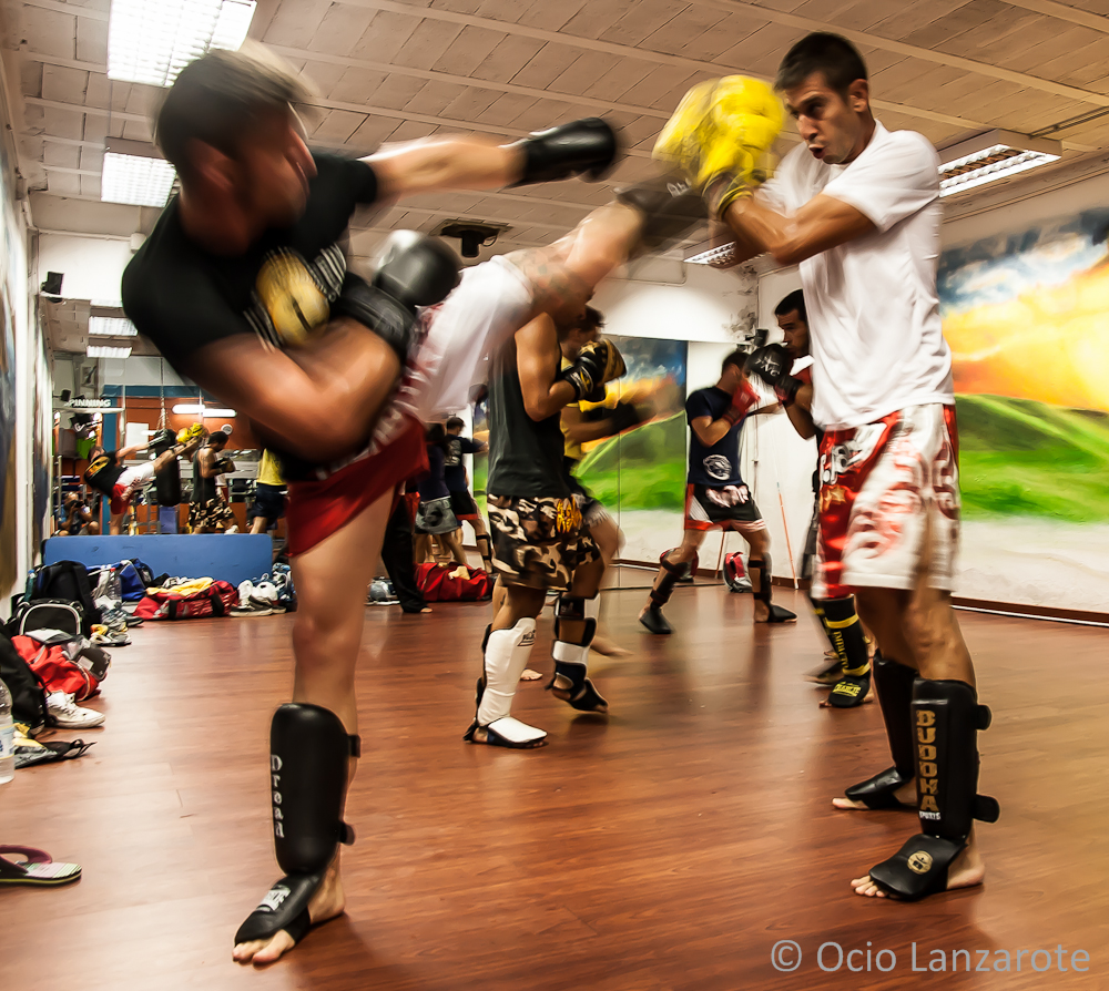 Imagen de los minutos previos a la clase de KickBoxing, mientras los alumnos calientan los músculos.