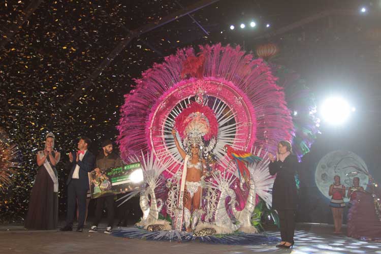 María Cedrés Pérez, Reina del Carnaval con el cheque
