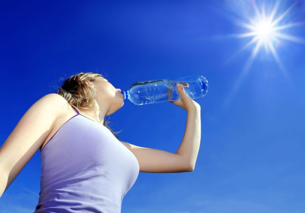 bebiendo agua al sol de lanzarote