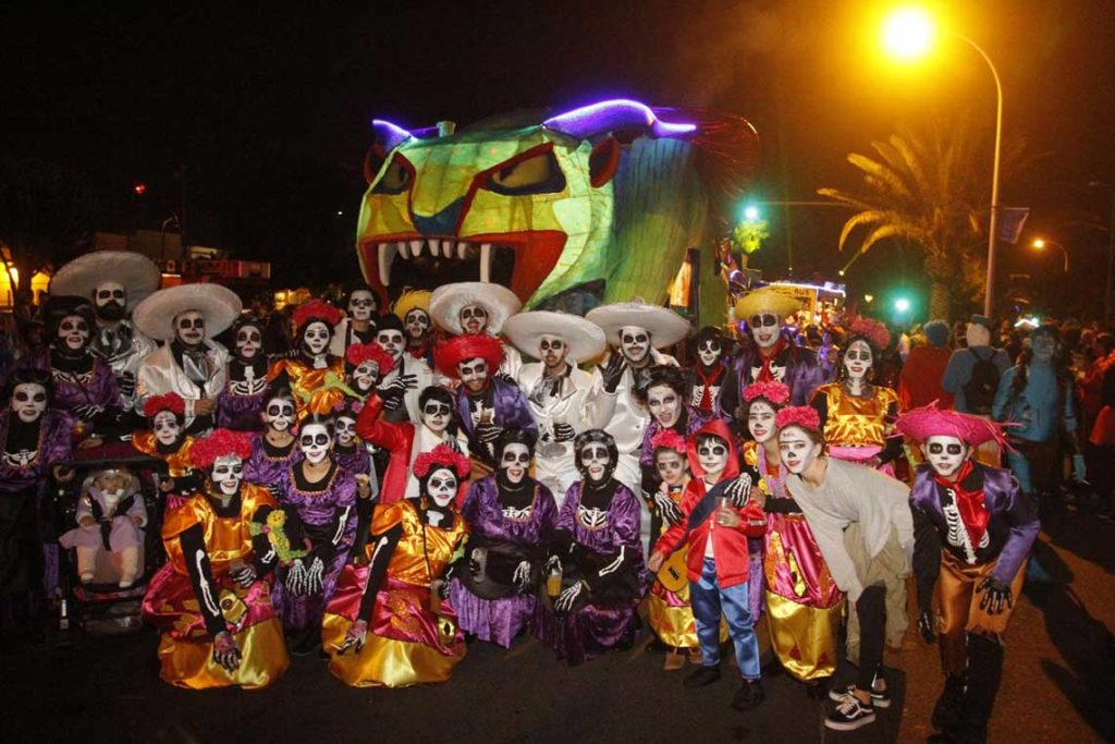 El público del Carnaval, encantado con el Desfile de Carrozas